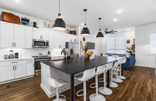 Cleveland Park Apartamento | 738 Douglas Ave #3 & #4 (Jon + Randy) - TWO Adjacent Homes - Sleeps 24 - Only 3 miles to Broadway