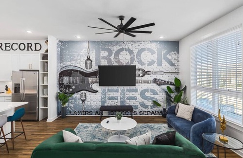Cleveland Park Apartamento | 738 Douglas Ave #3 & #4 (Jon + Randy) - TWO Adjacent Homes - Sleeps 24 - Only 3 miles to Broadway