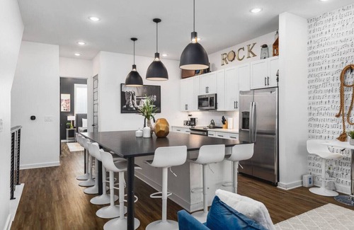 Cleveland Park Apartamento | 738 Douglas Ave #3 & #4 (Jon + Randy) - TWO Adjacent Homes - Sleeps 24 - Only 3 miles to Broadway