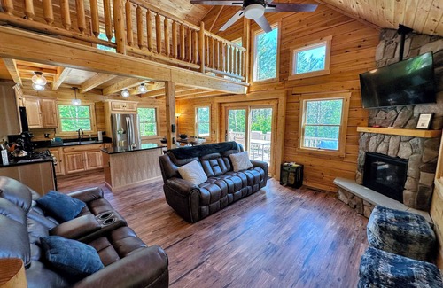 Bethlehem Casa | 73R Brand new log home on quiet side street in Bethlehem, close to Main Street, AC, Dog Friendly!