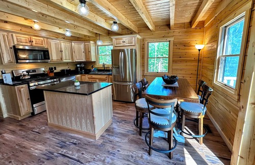 Bethlehem Casa | 73R Brand new log home on quiet side street in Bethlehem, close to Main Street, AC, Dog Friendly!