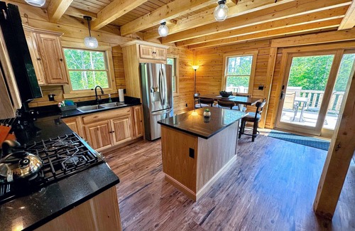 Bethlehem Casa | 73R Brand new log home on quiet side street in Bethlehem, close to Main Street, AC, Dog Friendly!