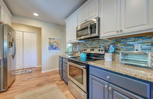 Lawton Woods Casa | 77 Lawton: Elegant 3 Bedroom Lawton Woods Home. Deck and Fire Pit, NEW Pool