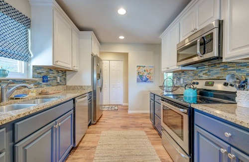 Lawton Woods Casa | 77 Lawton: Elegant 3 Bedroom Lawton Woods Home. Deck and Fire Pit, NEW Pool