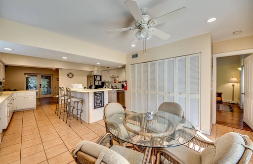 Laguna Shores Casa | 7853 Estero- Casa de piscina perfectamente ubicada