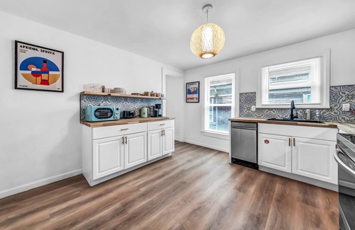 Niagara Falls Casa | 7bdrm, 3baths, 2 kitchens, mins to falls, Arcade, WiFi, AC, parking