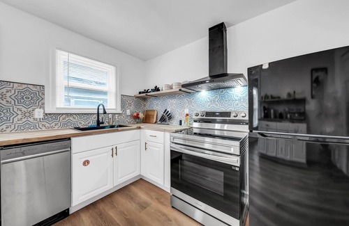 Niagara Falls Casa | 7bdrm, 3baths, 2 kitchens, mins to falls, Arcade, WiFi, AC, parking