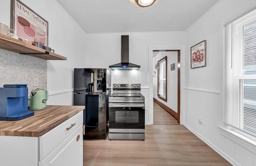 Niagara Falls Casa | 7bdrm, 3baths, 2 kitchens, mins to falls, Arcade, WiFi, AC, parking