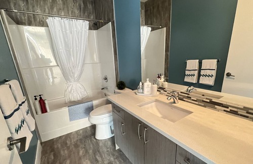 Northwest Edmonton Casa | 7BDRM Family Friendly 3Car Garage Home >Sleeps16