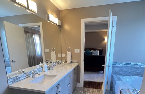 Northwest Edmonton Casa | 7BDRM Family Friendly 3Car Garage Home >Sleeps16