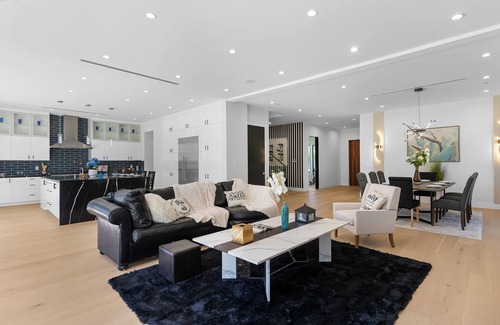 Encino Casa | 7bed, 6 bath house with pool & jacuzzi, fitness room in terrific Los Angeles