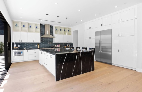 Encino Casa | 7bed, 6 bath house with pool & jacuzzi, fitness room in terrific Los Angeles
