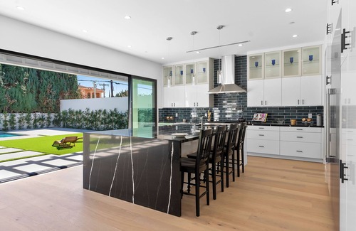Encino Casa | 7bed, 6 bath house with pool & jacuzzi, fitness room in terrific Los Angeles