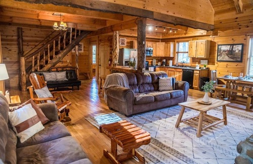 Logan Cabina | 7BR/3BA Cabin, HOT TUB, game room