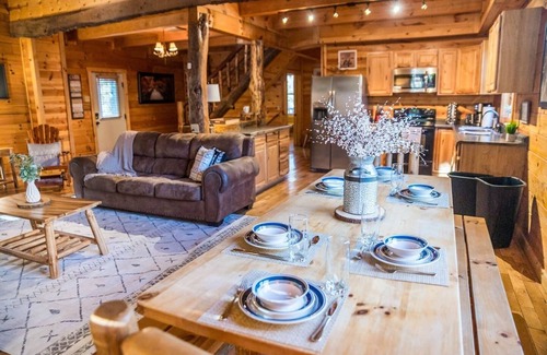 Logan Cabina | 7BR/3BA Cabin, HOT TUB, game room