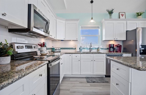 Port Bolivar Casa | 7BR Beachfront | Ocean Views, Sunroom & Pet-Friendly