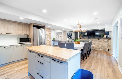 Collingwood Chalet De Esquí | 7BR Chalet w/Sauna&Hot Tub—2 Mins to Blue Mountain!