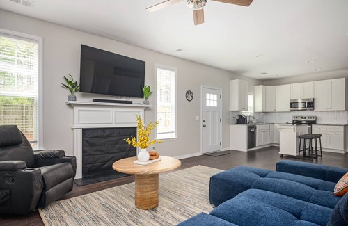 Church Street Casa | 7BR - Family Friendly Stay ~10 mins from Airport