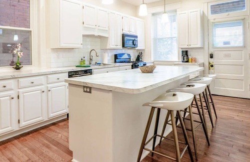 Tower Grove South Casa | Hermosa 7BD South Grand Getaway Sleeps 16