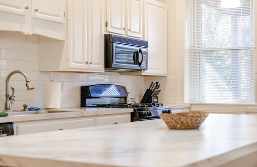 Tower Grove South Casa | Hermosa 7BD South Grand Getaway Sleeps 16