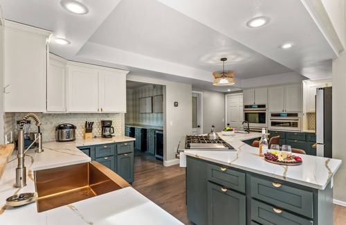 Colorado Springs Casa | 7k sq/ft! Gym, Theatre, Hot Tub, Sauna, Game Room, Golf, Sleeps 28 - Family Fun!