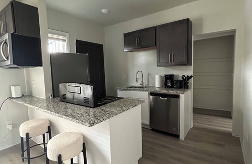 New Center Detroit Apartamento | 7Min-DT | King Bed | 400mbs Wifi | Free Parking