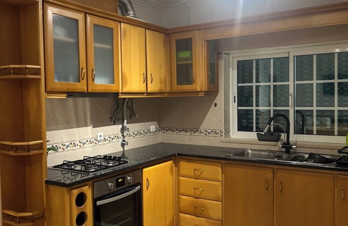 Charneca de Caparica e Sobreda Casa | 7min to the beach & 23min to Lisbon city, offering convenience & coastal charm