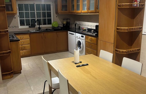 Charneca de Caparica e Sobreda Casa | 7min to the beach & 23min to Lisbon city, offering convenience & coastal charm