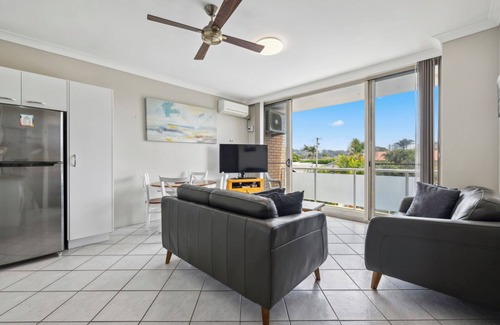 Mid North Coast Waterfront Apartamento | Balcony, POOl, SPA, Beach, BBQ, Sleeps 4