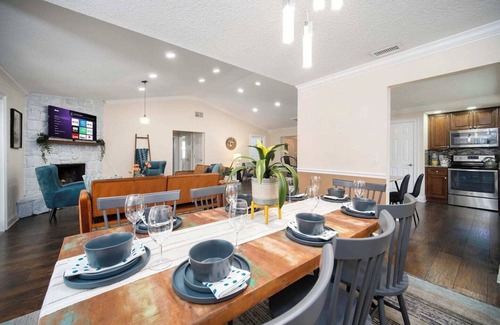 Southside Casa | ~8-Ball Abode Sleeps 8 Pool Basin & Pool Table~