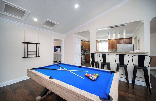 Southside Casa | ~8-Ball Abode Sleeps 8 Pool Basin & Pool Table~