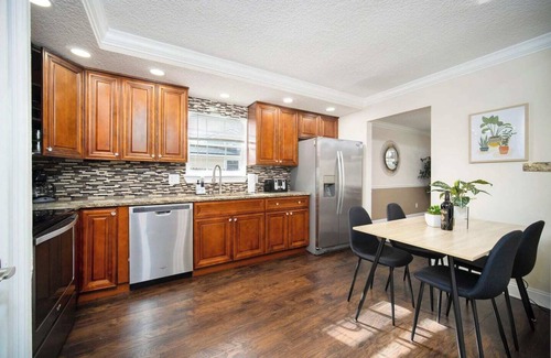Southside Casa | ~8-Ball Abode Sleeps 8 Pool Basin & Pool Table~