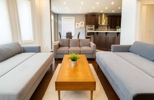 Brampton Casa | 8-BDRM Wedding, Event & Group Ready | Near Airport