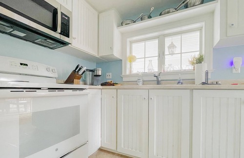 Ellenville Otro | 8 Bedroom- 1880 Farmhouse w/ Hot Tub on a stream, sleeps 24 , 6 acres