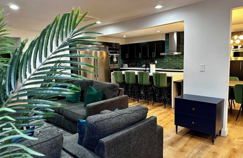 North Las Vegas Cama Y Desayuno | 8-bedroom bed & breakfast in welcoming North Las Vegas with WiFi, AC