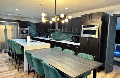 North Las Vegas Cama Y Desayuno | 8-bedroom bed & breakfast in welcoming North Las Vegas with WiFi, AC