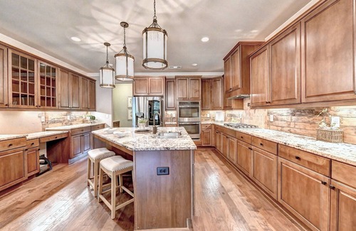 Suwanee Casa | 8-bedroom Luxury Home, 4.8 Acre w/ Pool, Minutes to Suwanee downtown and Lake