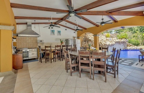 Jacó Villa | 8 BR Private Party Complex MEJOR ubicación: ¡camine a TODO! Bono de hasta $ 200