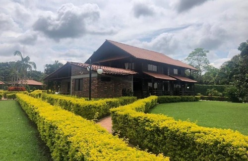 Montenegro Chalet De Esquí | 8 bedroom private vacation home in cuzco