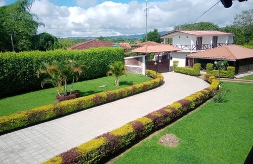 Montenegro Chalet De Esquí | 8 bedroom private vacation home in cuzco