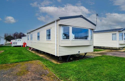 Hunstanton Otro | 8 Berth Caravan For Hire At Manor Park Near To A Great Beach Ref 23041C