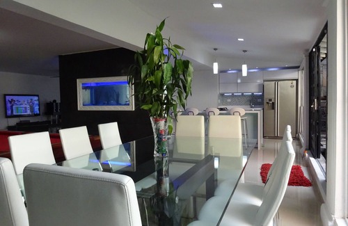 Patio Bonito Casa | 8 BR Lujo 6000 S. F. Mansión W / 2 Bares Jacuzzi / barbacoa y un / C