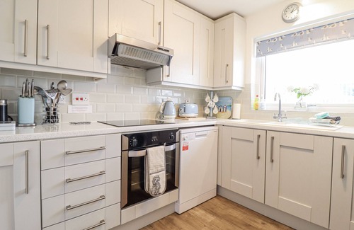 Talybont Cabaña | 8 GLAN YSGETHIN, pet friendly, character holiday cottage in Barmouth