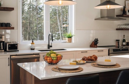 Amherst Chalet De Esquí | 8+ Guests | HOT TUB & FIREPLACE | Tremblant Getaway