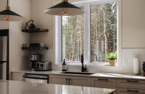 Amherst Chalet De Esquí | 8+ Guests | HOT TUB & FIREPLACE | Tremblant Getaway