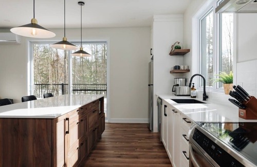 Amherst Chalet De Esquí | 8+ Guests | HOT TUB & FIREPLACE | Tremblant Getaway