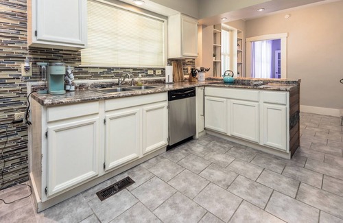 Cooper-Young Historic District Casa | 8 guests~Pool~Steam Room!~Great Midtown Memphis Location