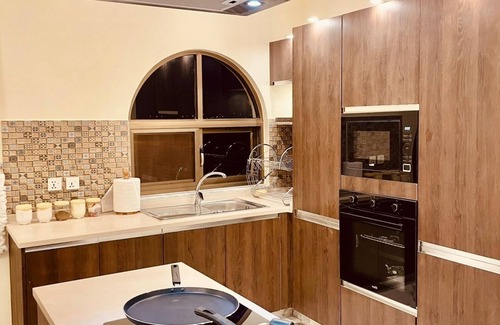 Bahria Town Apartamento | 8 Marla 2 Bed Designer Gold Set Garden Front Netflix Prime Transworld