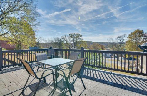 Lampe Casa | 8 Mi to Dogwood Canyon Cozy Cabin with Deck
