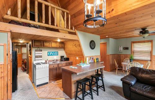 Lampe Casa | 8 Mi to Dogwood Canyon Cozy Cabin with Deck